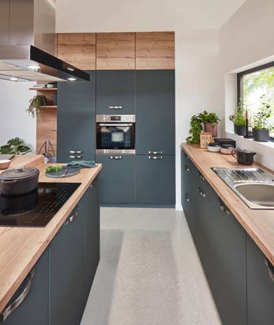 KüchenModerne Einbauküche mit Kochinsel und Edelstahlgeräten