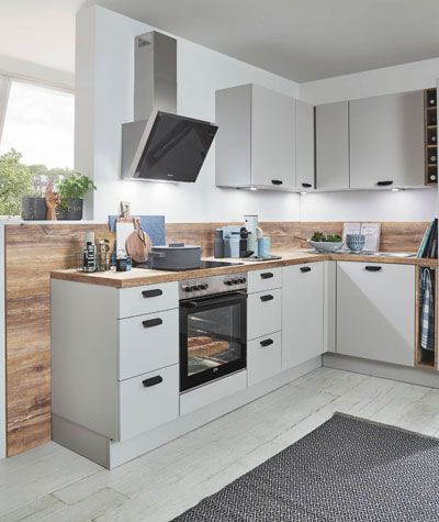 Offene Wohnküche mit hellem Holz und weißen Fronten