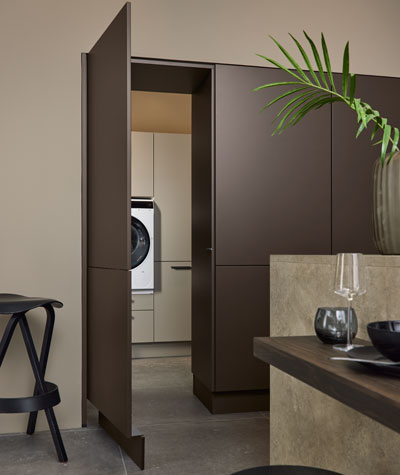 Industrielle Küche mit Betonoptik und offenen Regalen